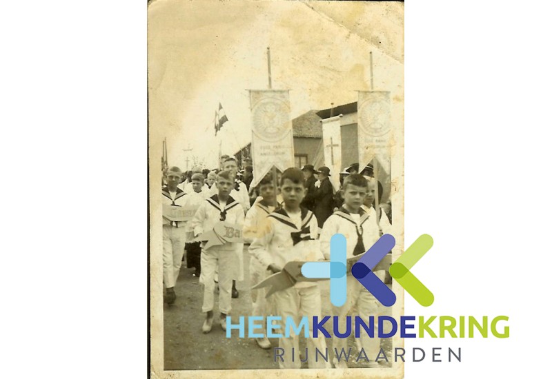 Kindsheid processie Lobith Links Gerard Hendriks -midden Sjaak Pastoor